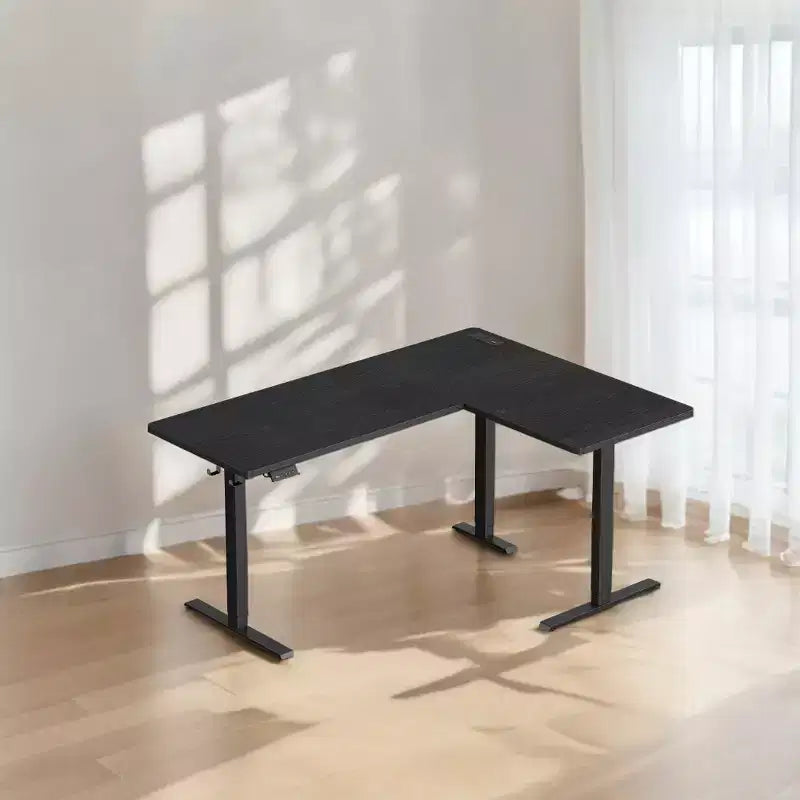 Scrivania, 160 x 120 cm. Scrivania ad angolo regolabile in altezza con prese di corrente e 2 pulsanti di memoria.