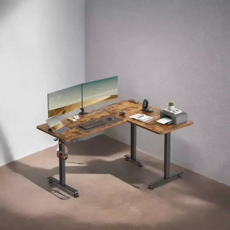 Scrivania, 160 x 120 cm. Scrivania ad angolo regolabile in altezza con prese di corrente e 2 pulsanti di memoria.